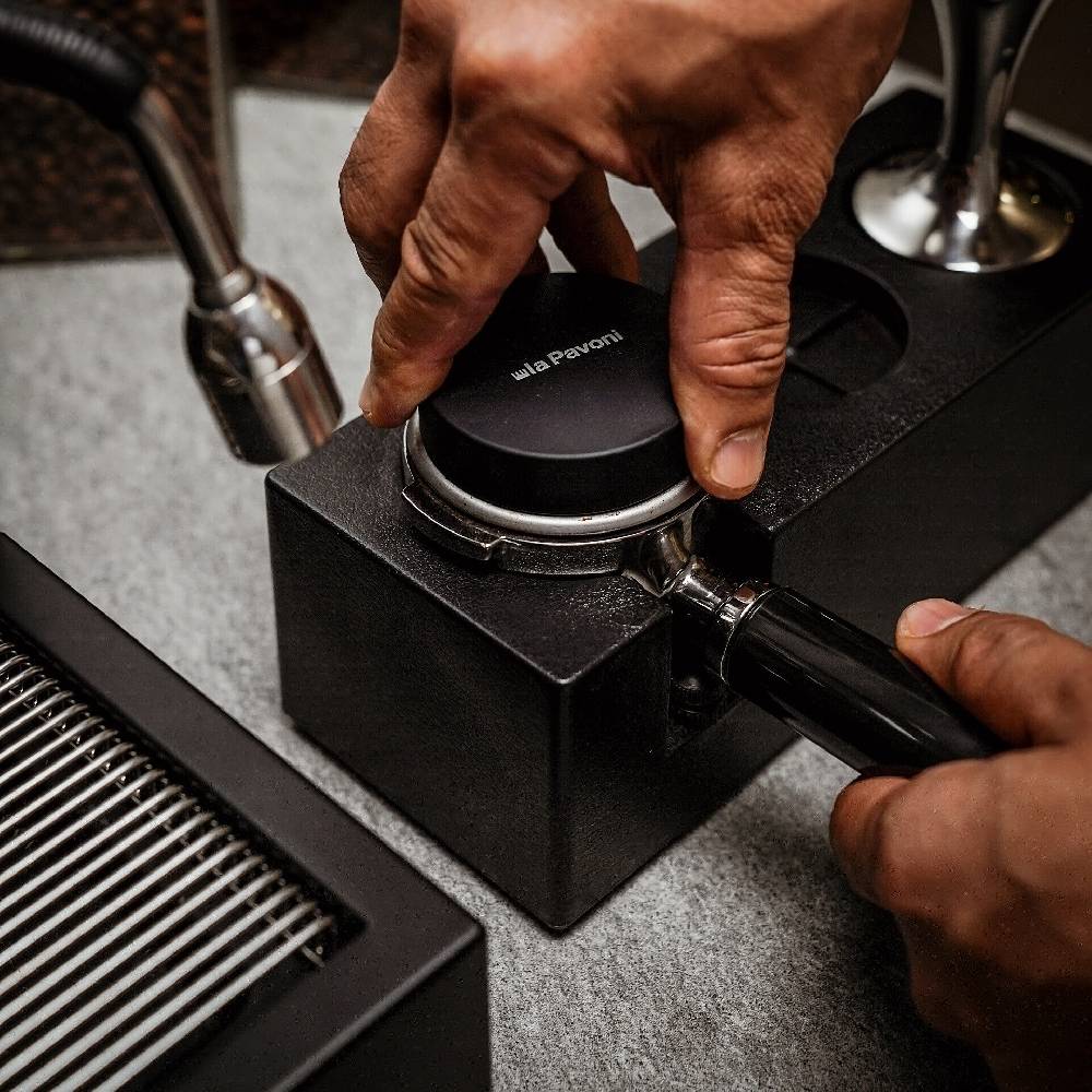 La Pavoni LIVELLATORE SEMIPRO NERO CON LOGO PER PORTAFILTRO MACCHINA SEMIPROFESSIONALE Online